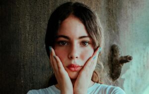 Чи вірити народним прикметам: чому горять щоки у різні дні