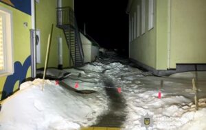 На Житомирщині на 4-річного хлопчика впала снігова брила з даху дитсадка