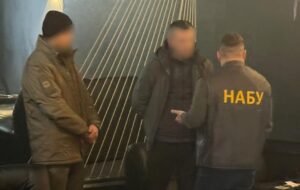 Працівника СБУ затримали під час одержання $68 тисяч хабаря