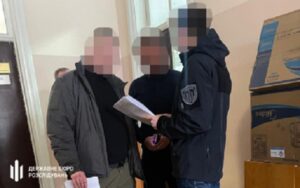 У Хмельницькому правоохоронець отримав підозру за побиття чоловіка