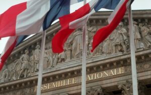 Уряд Франції пережив два вотуми недовіри