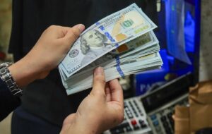 Курс гривні зміцнюється на початку тижня