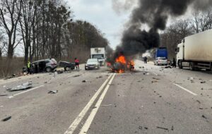 Під Львовом автівка вибухнула після ДТП, є жертви