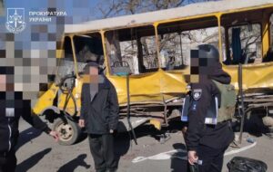 У Херсоні дрон атакував маршрутку, 19 поранених