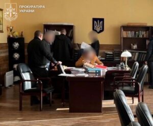 У Киві посадовці отримали підозри за фіктивне працевлаштування чоловіків