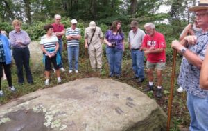 У США знайшли 1000-річну скелю з загадковими слідами