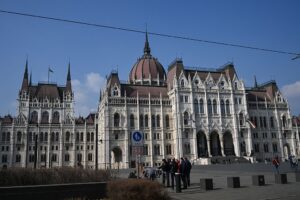 Угорщина “узаконила” арешт грошей і золота України