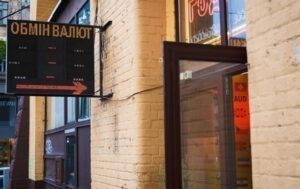 В обмінниках триває зниження долара і євро