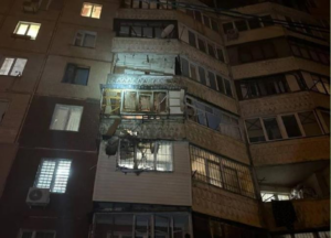 В Одесі дрон влучив у балкон квартири, є постраждалий