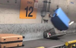 З’явилося відео, як в аеропорту знущаються із багажу