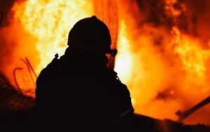 Атака РФ: у Хмельницьку на підприємстві виникла пожежа