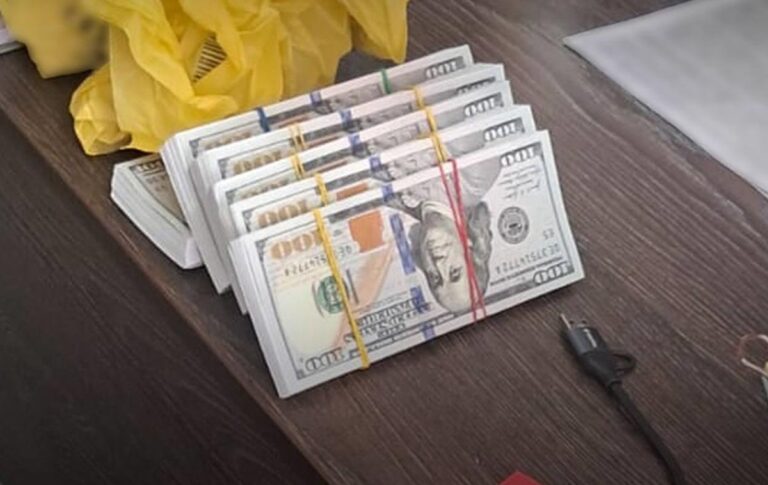 Двоє працівників СБУ вимагали хабар у бізнесмена