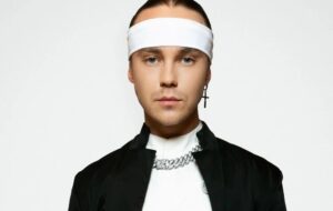 Глядач схопив Артема Пивоварова за шию під час перформансу