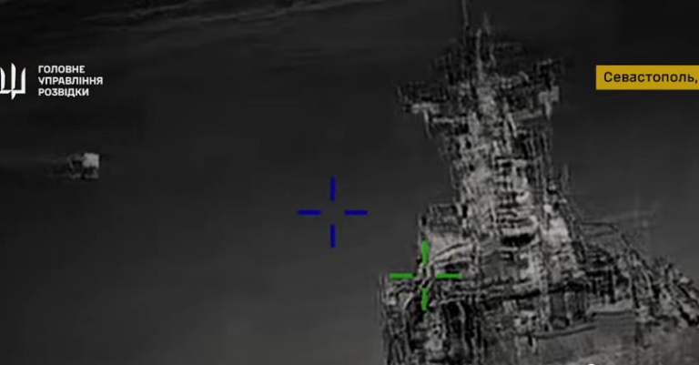 ГУР показало ураження кораблів РФ у Криму