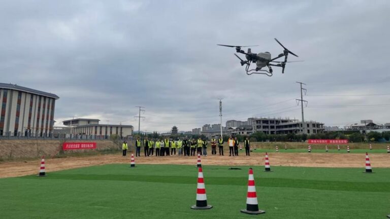 Китайські вчені навчилися заряджати дрони прямо під час польоту