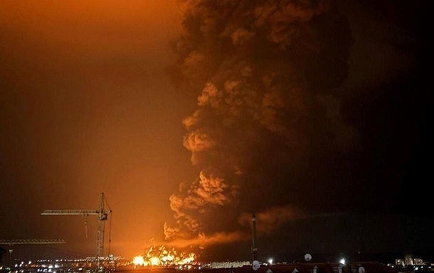 Крим атаують БПЛА: палає нафтобаза
