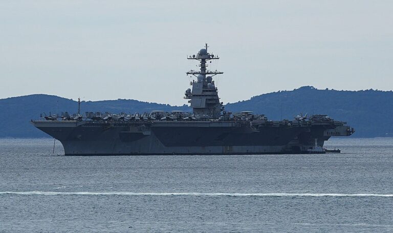 Найбільший авіаносець США залишає Близький Схід