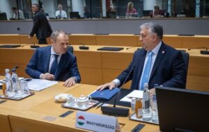 Орбан накинувся на Туска через відео про “руку Путіна”