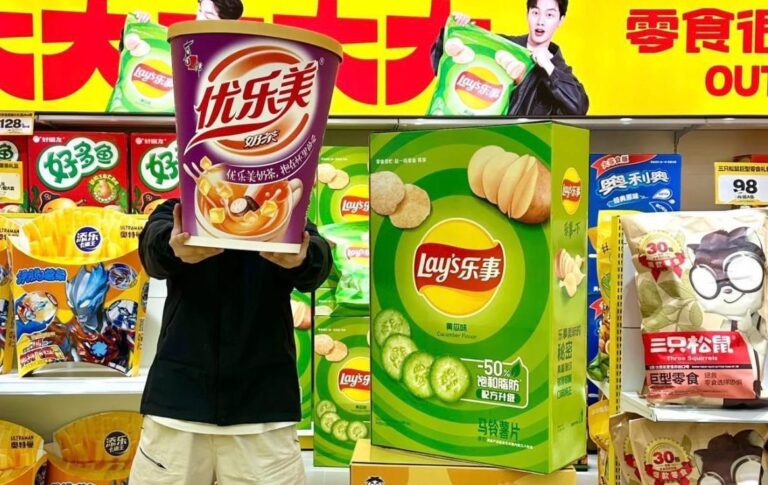 Пачка чипсів розміром з людину: з’явився магазин із гігантськими товарами