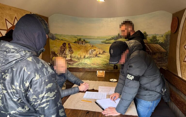 Посадовця Укрзалізниці викрили на $100 тис. хабаря