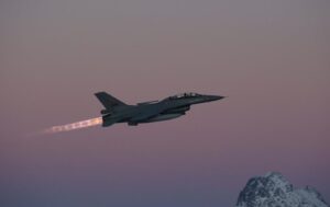 Прем’єр Норвегії спрогнозував появу переданих F-16 у небі України