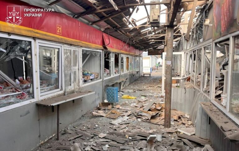 РФ атакувала ринок у Нікополі: п’ятеро загиблих та понад 20 поранених