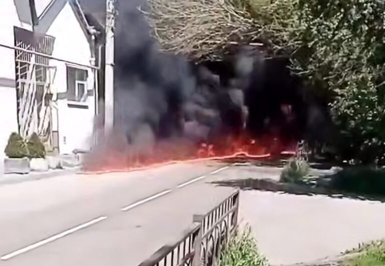 В Туапсе палаючі нафтопродукти течуть вулицями