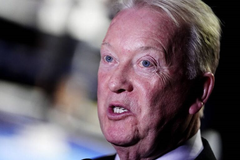 Воррен грозить Усику судом, закликаючи його погодитися на бій із Кабаєлом