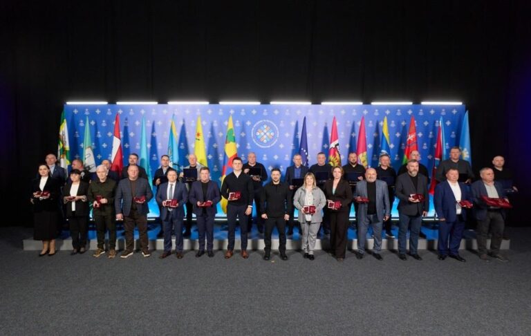 Зеленський вручив відзнаки “Місто-герой України”