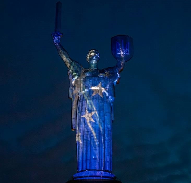 Батьківщина-матір засяяла кольорами прапору ЄС