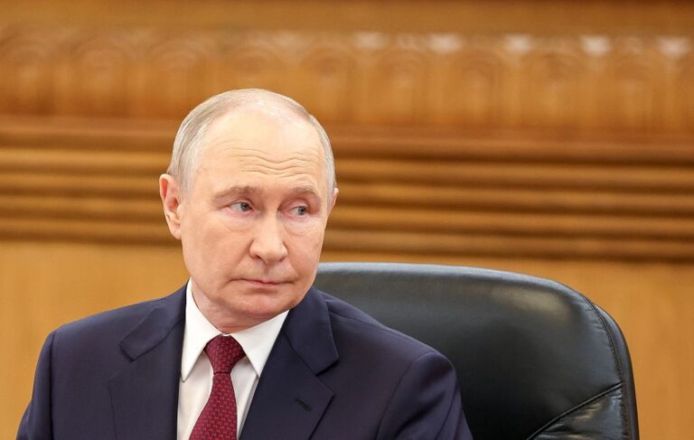 Путін доручив готувати “відповідь” на “удар по гуртожитку” на Луганщині