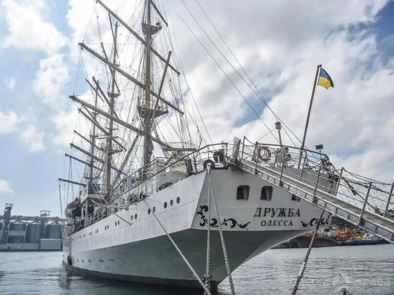 Росіяни атакували вітрильний фрегат в Одеському морпорту