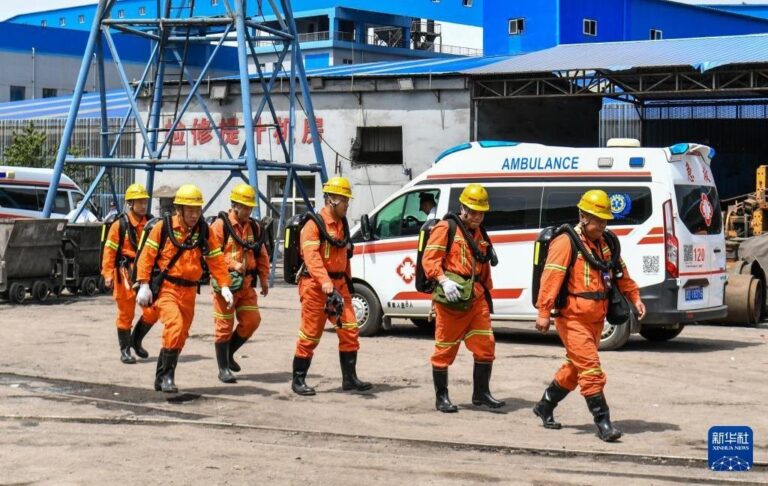 У Китаї через вибух на шахті загинули 82 гірники