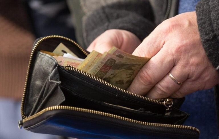 Українців не влаштовують їх зарплати