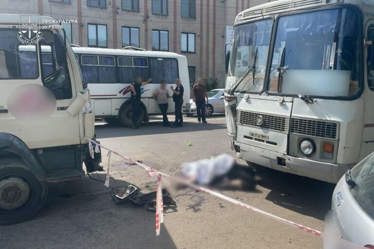 На Закарпатті вантажівка в&rsquo;їхала у людей, які виходили з автобуса