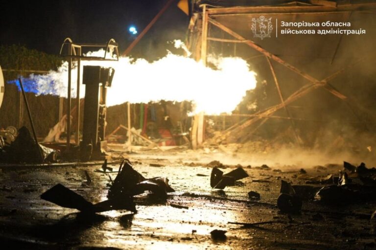 У Запоріжжі після атаки горить підприємтво і АЗС