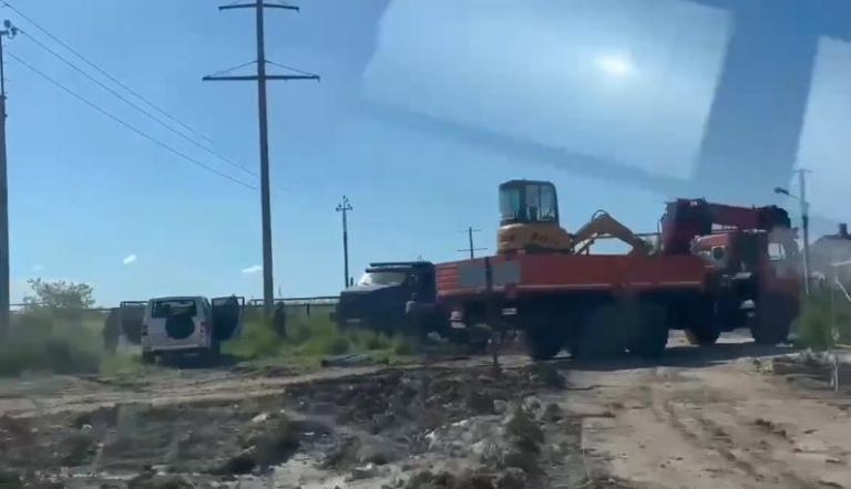 Житель Криму показав, як росіяни маскують військові бензовози