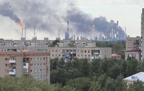 Найбільший НПЗ Росії призупинив роботу після ураження дронами – ЗМІ