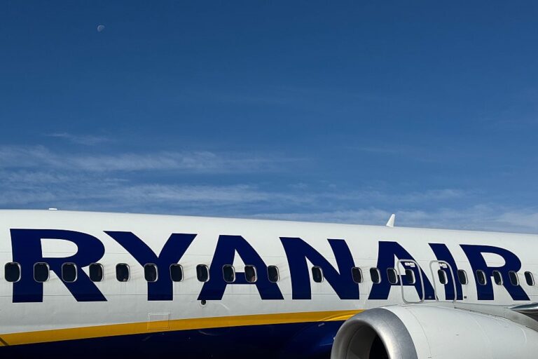 Пасажира затягнуло у розбите вікно літака Ryanair