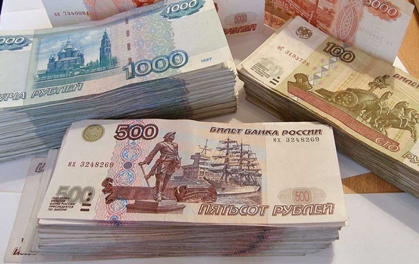 Росіяни стали активніше виводити готівку з банків
