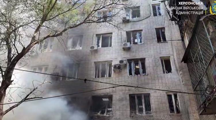 Росіяни вдарили по Херсону, є жертва та поранені