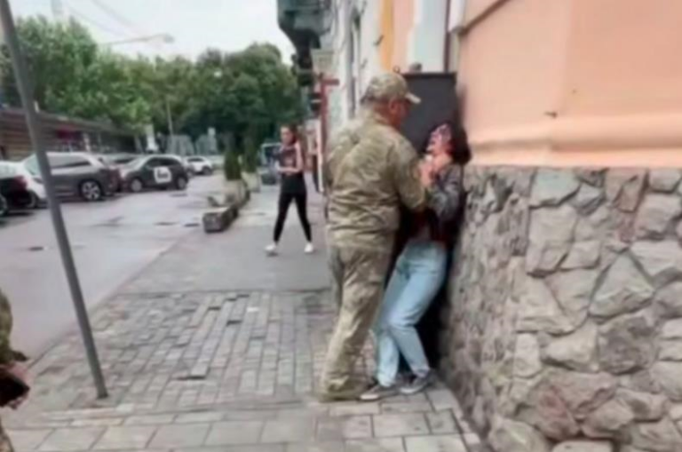 У Львові військовий ТЦК схопив жінку за горло: у військкоматі відреагували