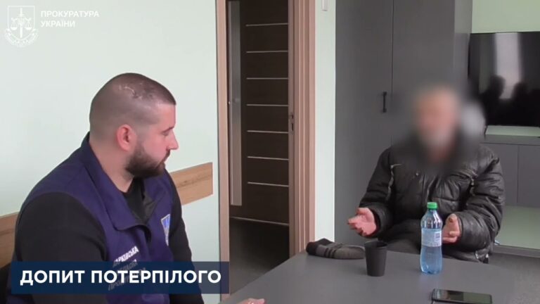 Вручено підозри двом російським воякам: утримували цивільного у погребі, поки його матір помирала