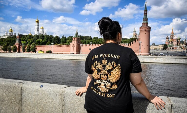 Дрони, дефіцит бензину і війна: у РФ рекордно впав “індекс щастя”
