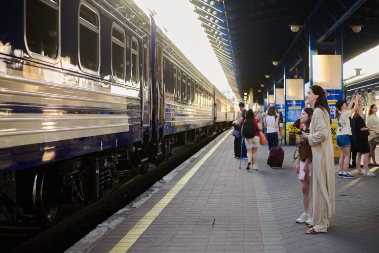 Потяги Укрзалізниці затримуються на понад 15 годин: список рейсів