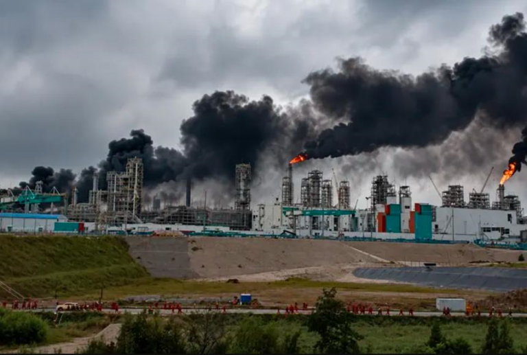 Пожежа на газохімічному гіганті РФ: є загиблі, понад 130 людей поранені