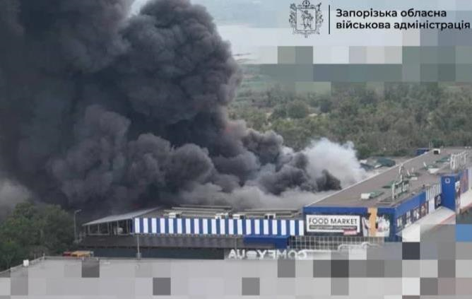 РФ вдарила по території торговельного центру в Запоріжжі, є постраждалий