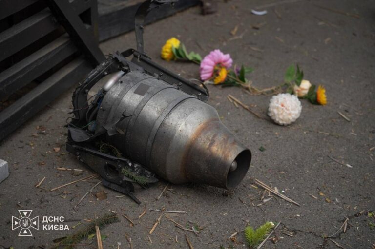 У Києві внаслідок атаки дронів постраждали двоє людей