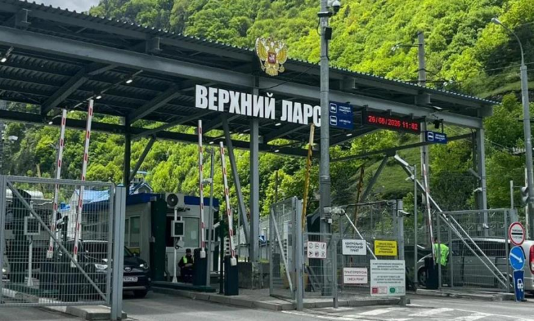 У РФ заявили про десятки тисяч росіян на кордоні з Грузією