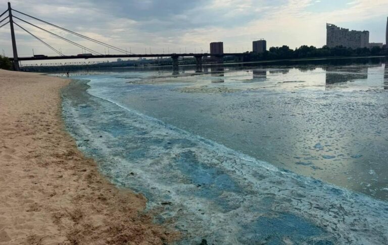 Зелений Дніпро та піна біля берегів: у КМДА пояснили причину